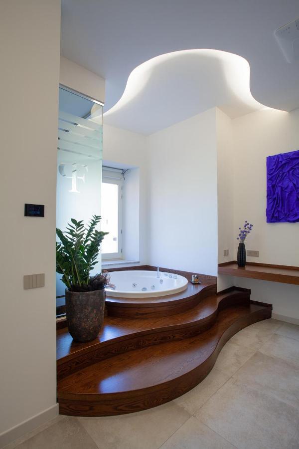 Palazzo Ferrucci Luxury Suites กาญารี ภายนอก รูปภาพ