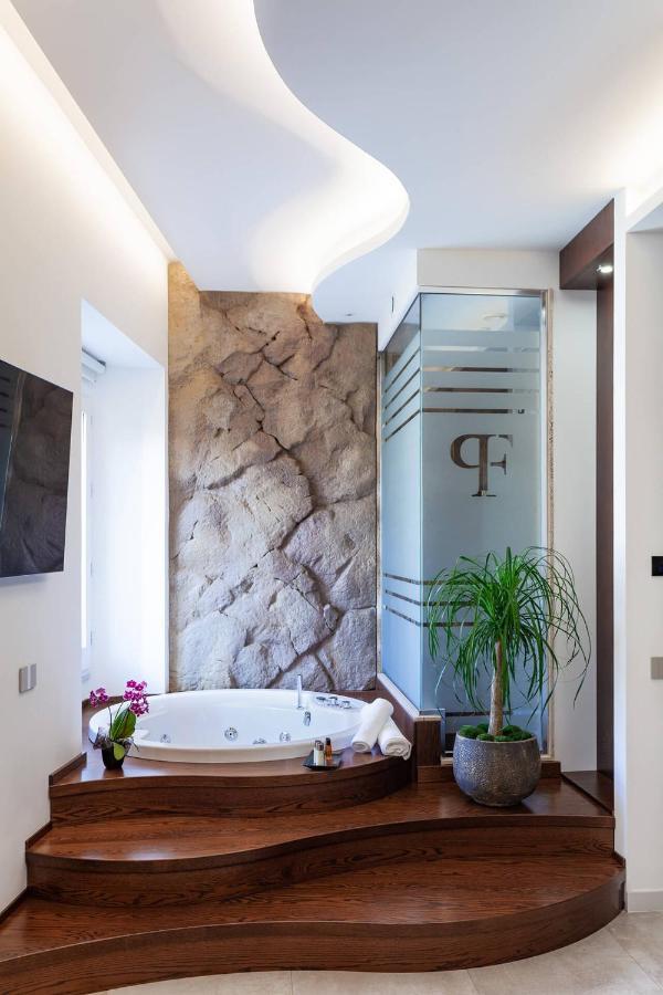 Palazzo Ferrucci Luxury Suites กาญารี ภายนอก รูปภาพ